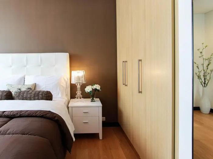 Cama de casal com colchão de molas
