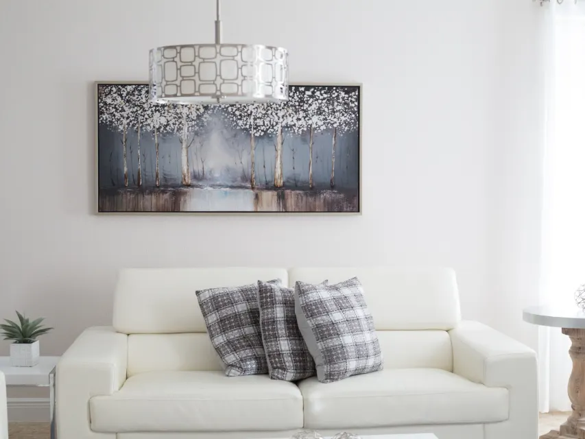 Sala com sofá branco e almofadas